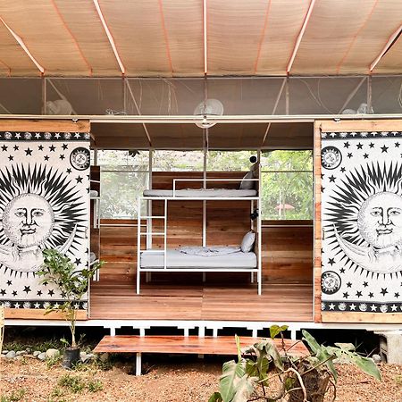 Хостел Nomadic Surf Camp Увита Экстерьер фото